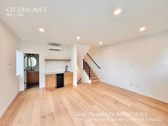 Building Photo - 425 19th Ave E