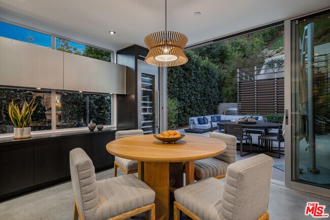 Building Photo - 717 Greentree Rd