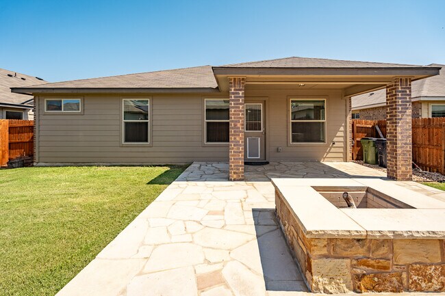 Building Photo - 121 Hematite Ln
