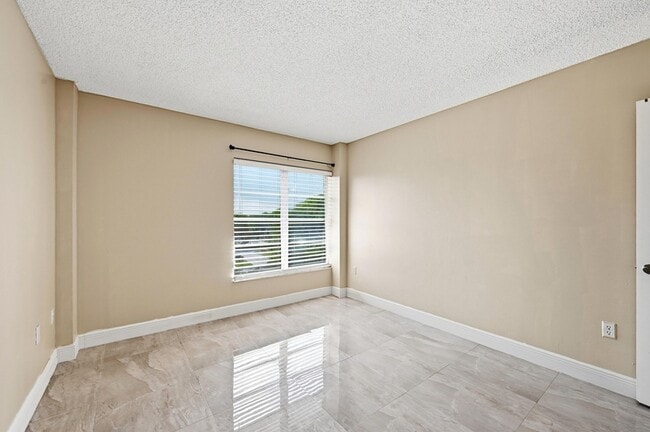 Building Photo - 4158 Inverrary Dr