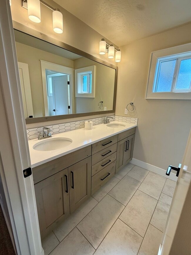 Building Photo - Welcome to this stunning 5-bedroom, 3.5-ba...