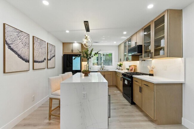 Building Photo - Refined Redwood City Living: Exquisitely R...