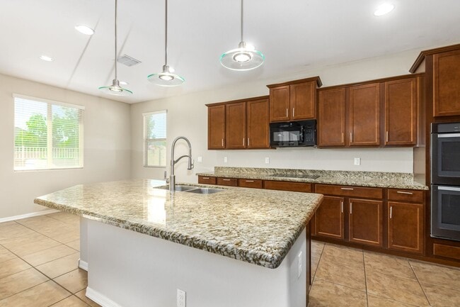 Building Photo - Beautiful 4 bedroom 2.5 bathroom home with large open floorplan in Queen Creek!