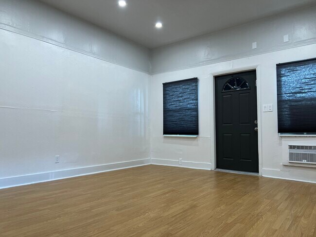 Building Photo - Hollywood Multifamily