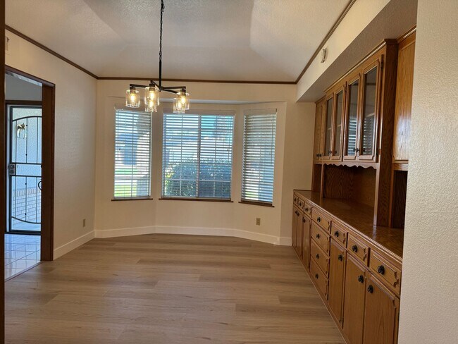 Building Photo - 6517 N San Pedro Ave