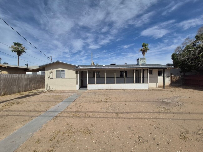 Building Photo - Large 4 Bed 2 Bath House