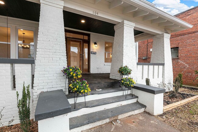Building Photo - 104 E Glenwood Ave