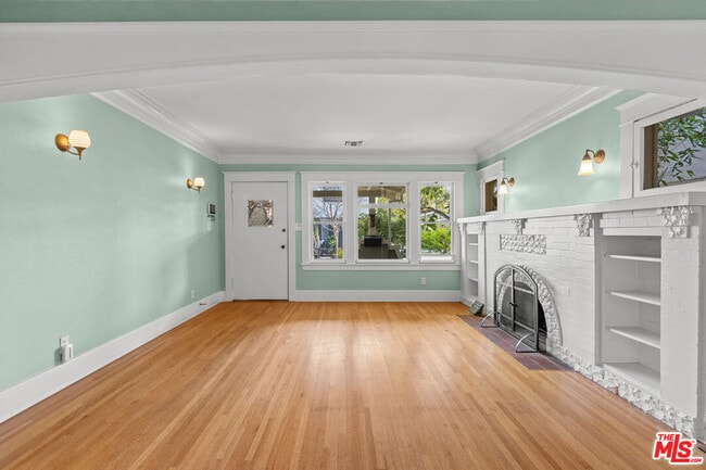 Building Photo - 813 Crestmoore Pl