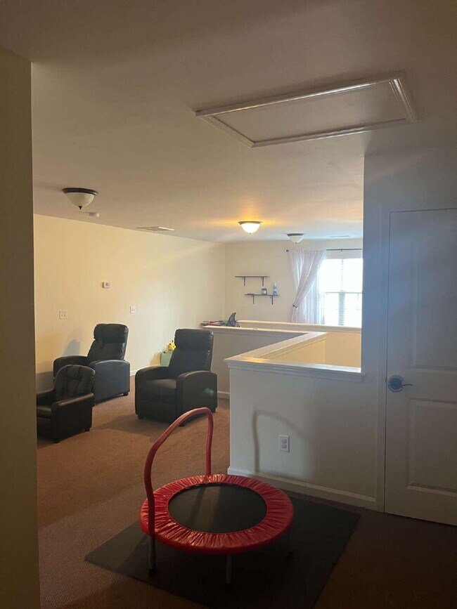 Building Photo - "Spacious 4-Bedroom Retreat with 2.5 Baths...