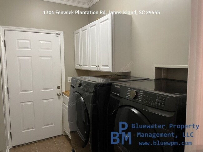 Building Photo - 3 Bedroom, 3 Full Bathrooms, 2,160 Sq Ft