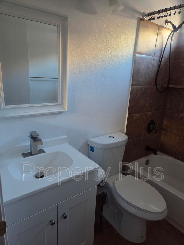 Building Photo - 3009 E Utopia Rd