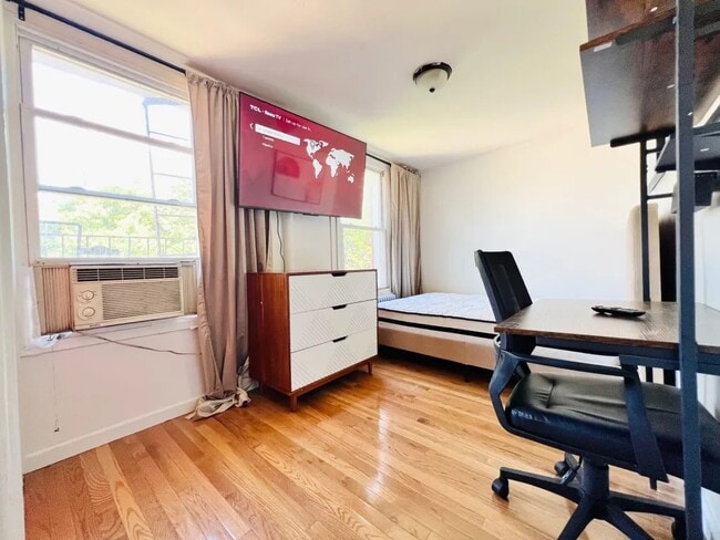 Building Photo - Furnished room/NOT APARTMENT