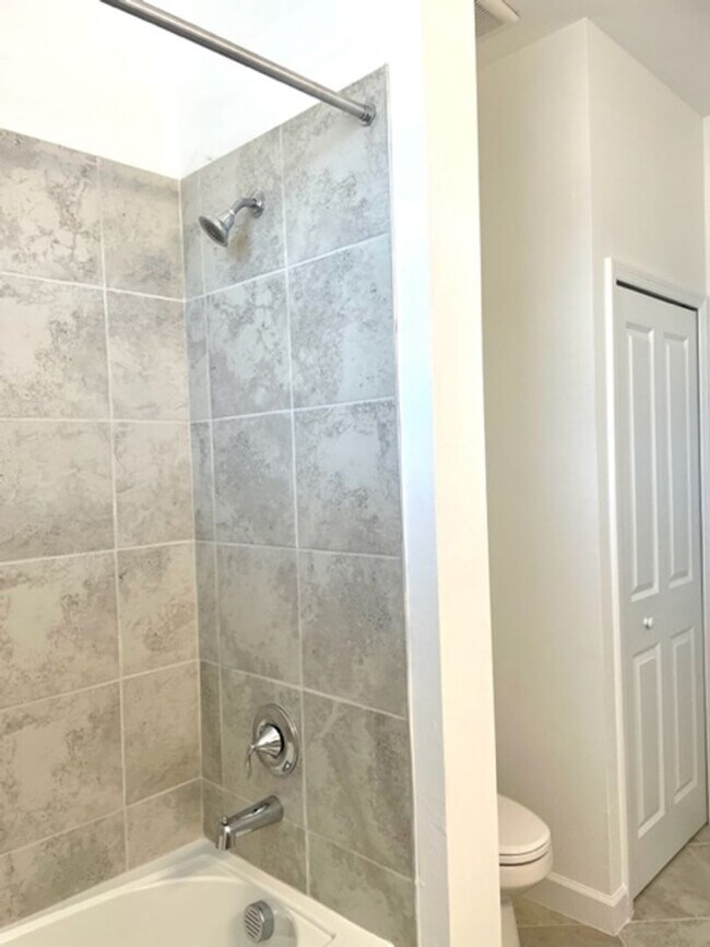 Building Photo - 3/2.5 TOWNHOUSE LORRAINE LAKES No deposit ...