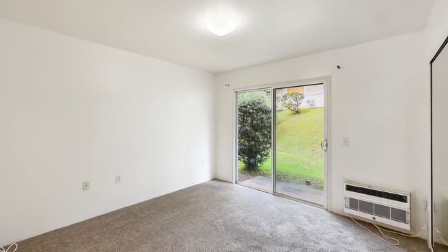 Building Photo - Gated Townhome  Ground Floor 3bdrm/2bath M...