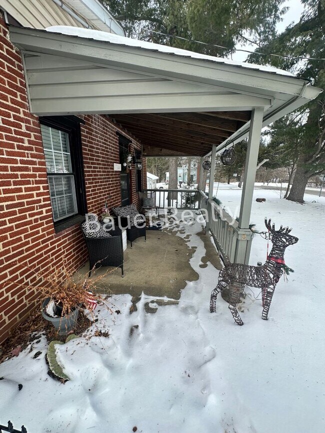 Building Photo - Three Bedroom, Country Setting