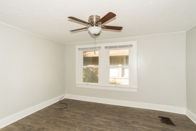 Building Photo - 3 Bedrooms and Fenced Yard in Bosart Brown Neighborhood