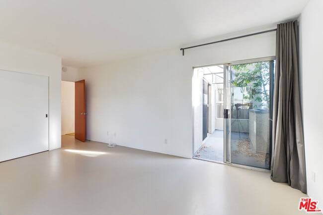 Building Photo - 558 Rose Ave