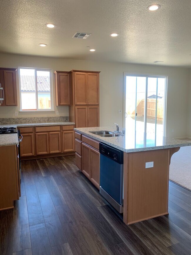 Building Photo - Spacious & Stylish 3 Bed, 2 Bath Home  Des...