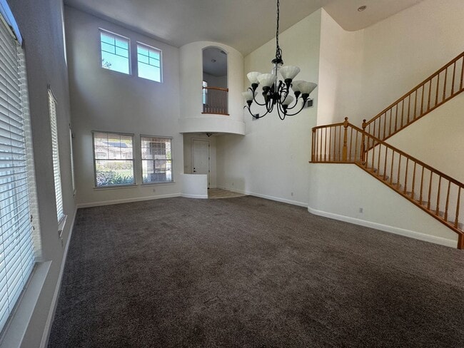 Building Photo - Fabulous Serrano Home