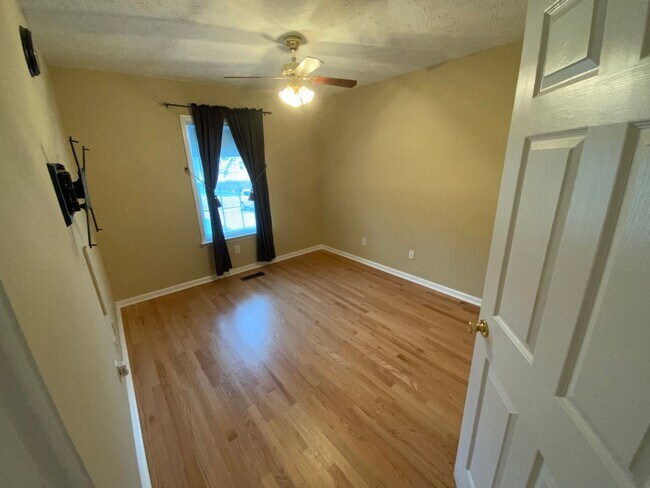 Building Photo - Lovely, well maintained Smyrna home with private wooded backyard!