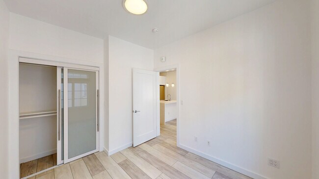 Building Photo - 946 Hayes St