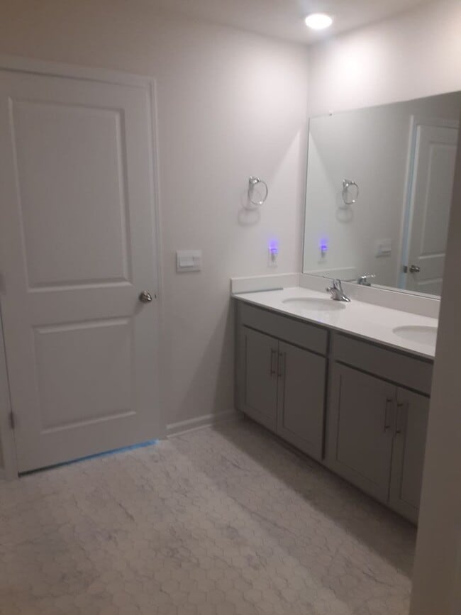 Building Photo - Charming Four Bedroom Home in Southeast Columbia!