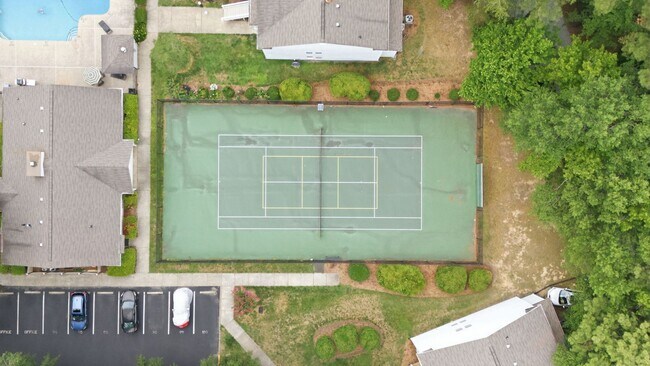 Building Photo - Updated 2BR Townhome in Prime Chapel Hill Location with Pool & Tennis!