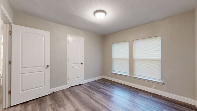 Building Photo - 2 WEEKS FREE RENT + $995 A MONTH!!!
