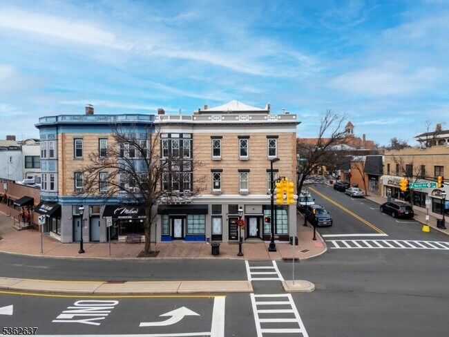 Building Photo - 15 N Ave E