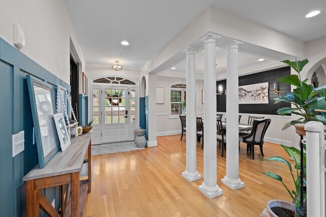 Building Photo - 11 Grey Oak