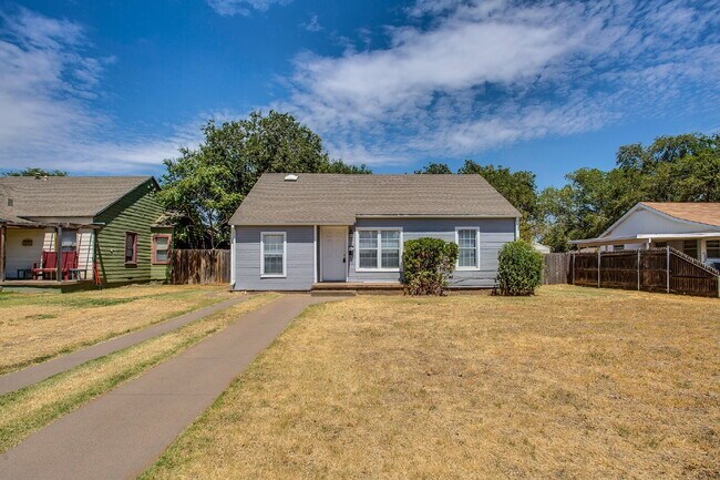 Primary Photo - MOVE IN SPECIAL! 3/2 Close to Tech