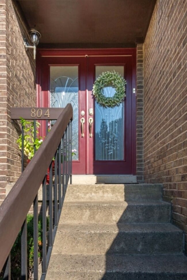 Building Photo - 804 Fairways Dr