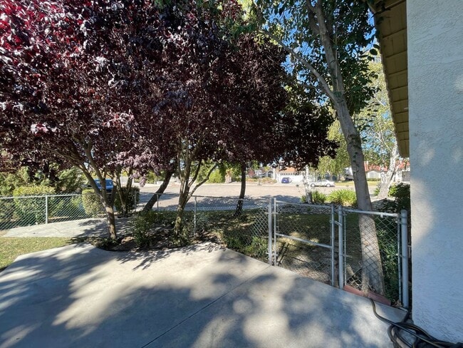 Building Photo - Beautiful 3 Bedroom 2 Bath Single Family H...
