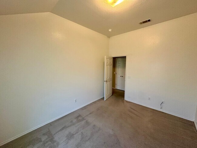 Building Photo - 904 Crymes Ln