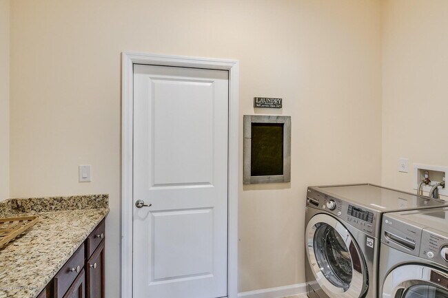 Building Photo - 4-bedroom, 2-bathroom pool home for rent.
