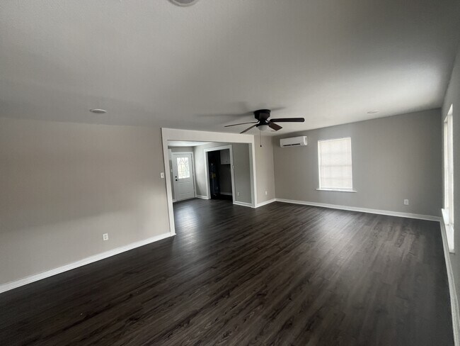 Building Photo - 412 E 5th St