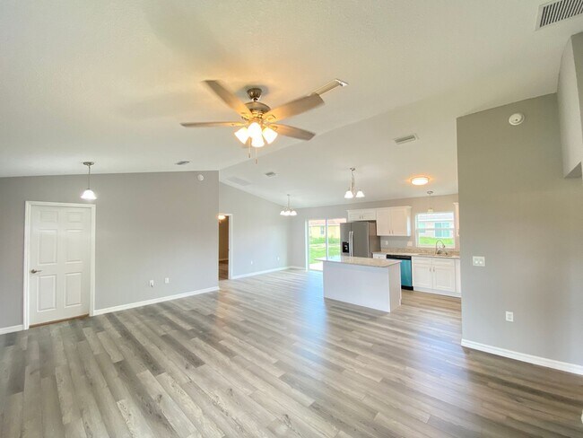 Building Photo - Desirable SW Ocala Neighborhood 3/2/2 - No Carpet- **WON'T LAST**