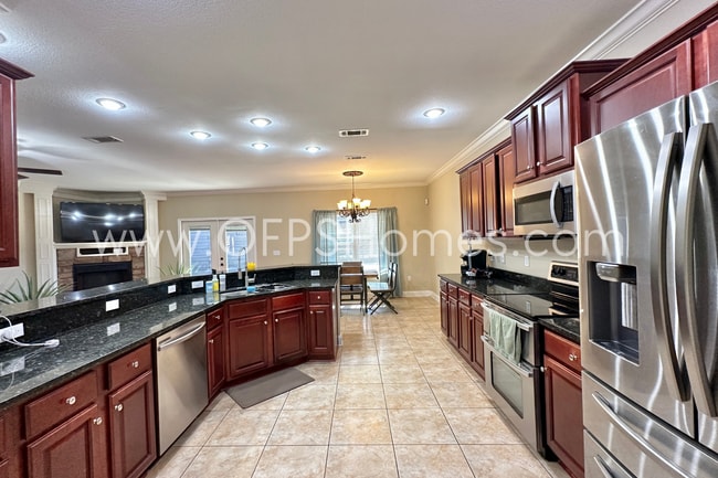 Building Photo - AVAILABLE IN AUG! 5BR/3BA IN S. CRESTVIEW