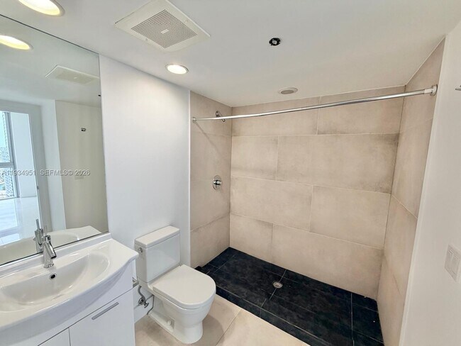 Building Photo - 495 Brickell Ave