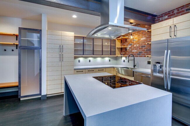 Building Photo - Modern Downtown Redmond 2 Bed/1 Bath Apart...