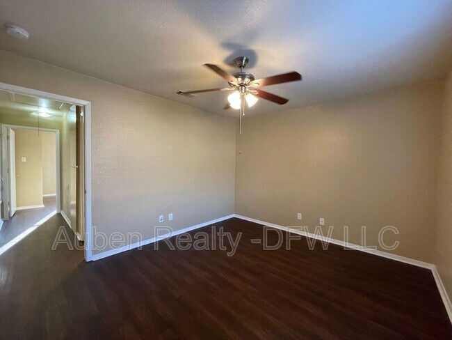 Building Photo - 121 Cambridge Dr