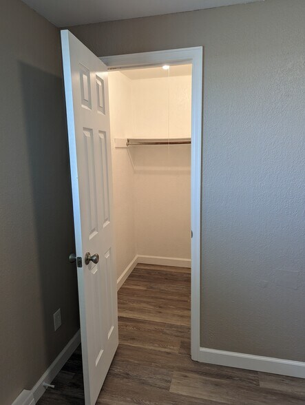 back bedroom walk-in closet - 3526 Butternut Dr
