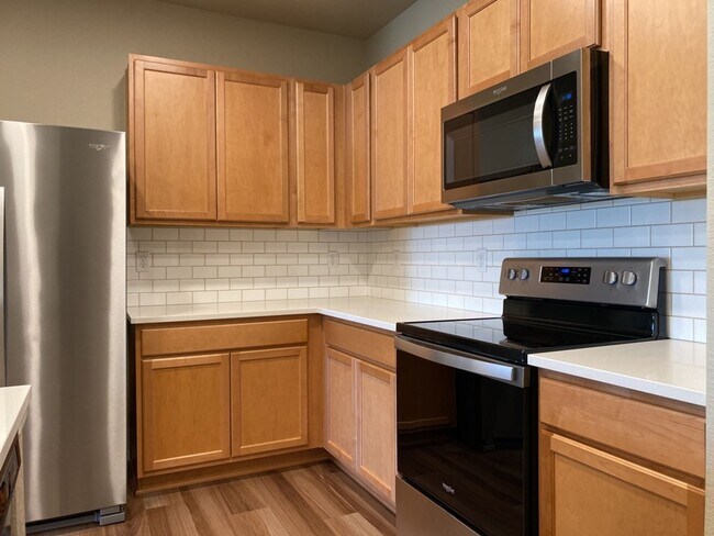 Building Photo - Beautiful Townhome 3-Bedroom / 2.5-Bath Near Walking Trail, Park