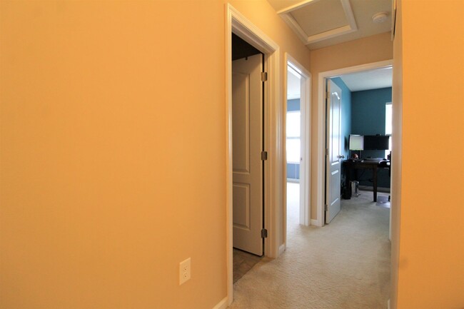 Building Photo - 3 Bed/ 2.5 Bath Townhome close to the inte...