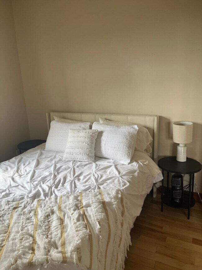 Building Photo - Elegant All Inclusive Fully Furnished Studio On Top Floor