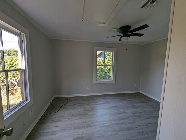 Building Photo - 3 Bed 1 Bath Cozy Home