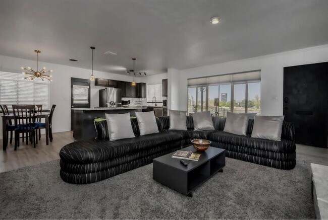 Building Photo - Fully Furnished Home in Putnam Heights + All Appliances