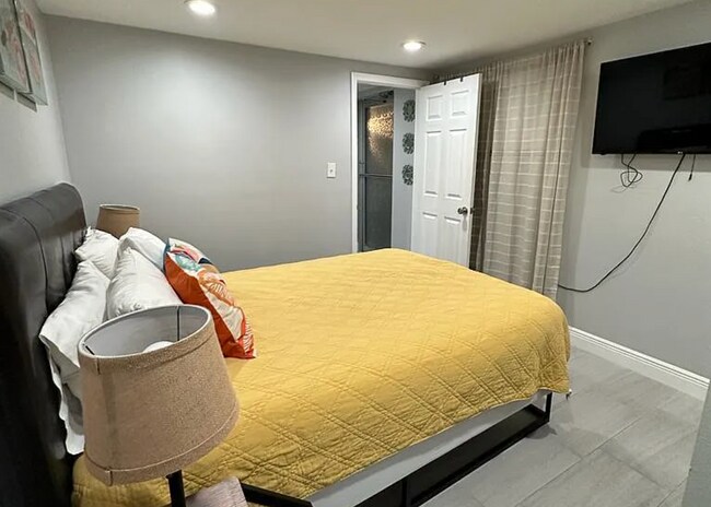 Building Photo - Stadium Studio/  Efficiency