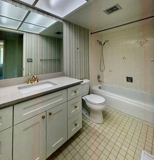 Building Photo - 4 Bed / 2.5 Bath Bellevue rambler $4,095/month
