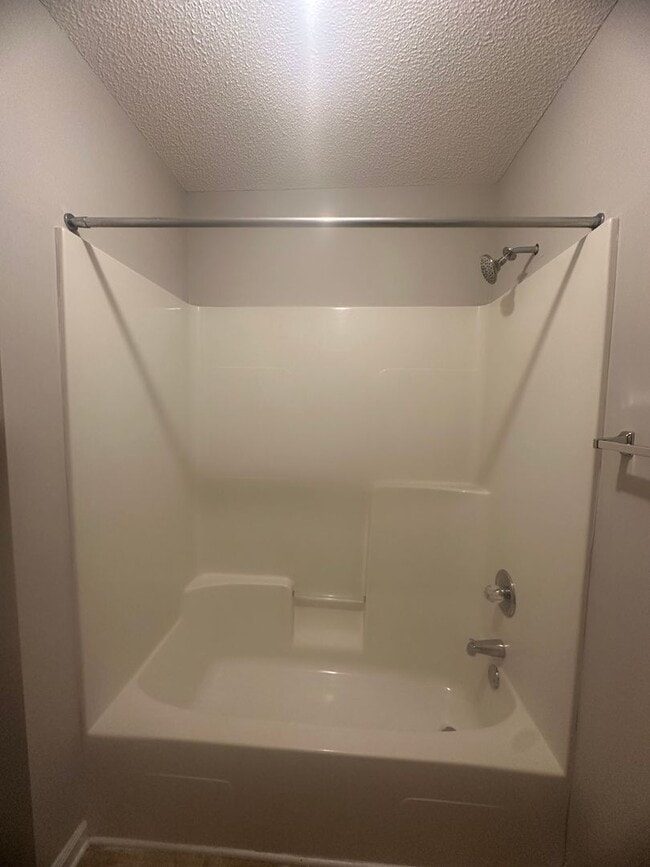 Building Photo - Foxhill Commons!!  NEW CARPET..